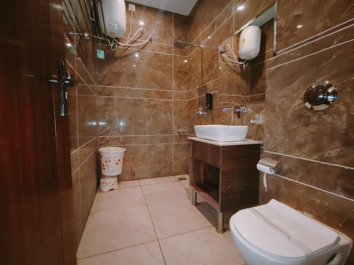 Crown, Hotel